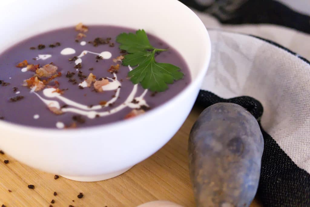 Für die Suppe einfach eine violette Kartoffelsorte, zum Beispiel "Blauer Gallier", verwenden. 