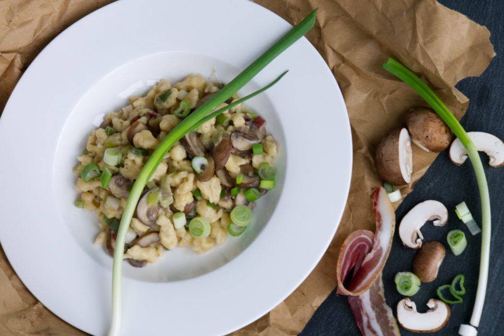 Panama Quadrat: Nockerlpfanne mit Champignons und Frühlingszwiebeln