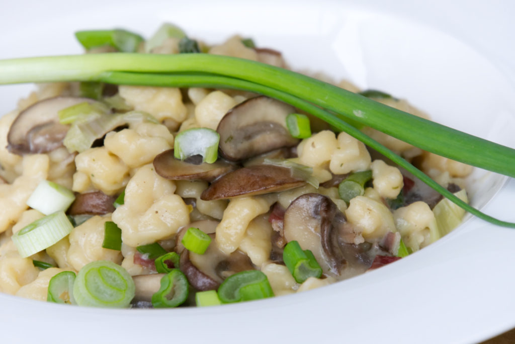 Panama Quadrat: Nockerlpfanne mit Champignons und Frühlingszwiebeln