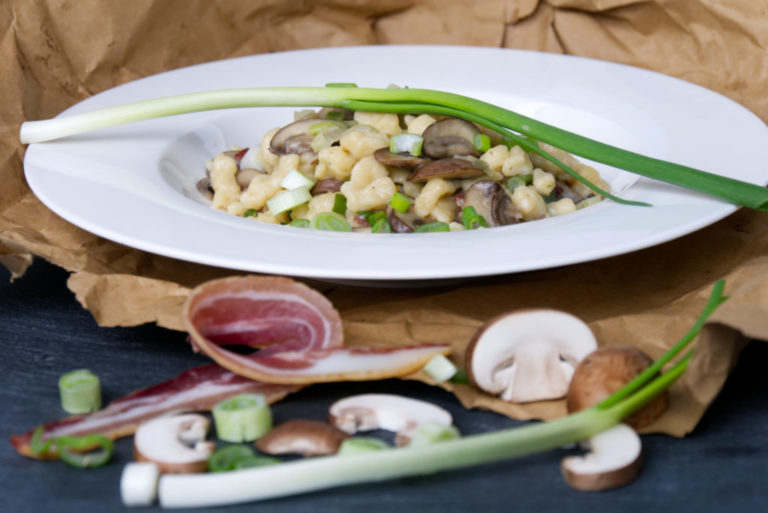 Panama Quadrat: Nockerlpfanne mit Champignons und Frühlingszwiebeln