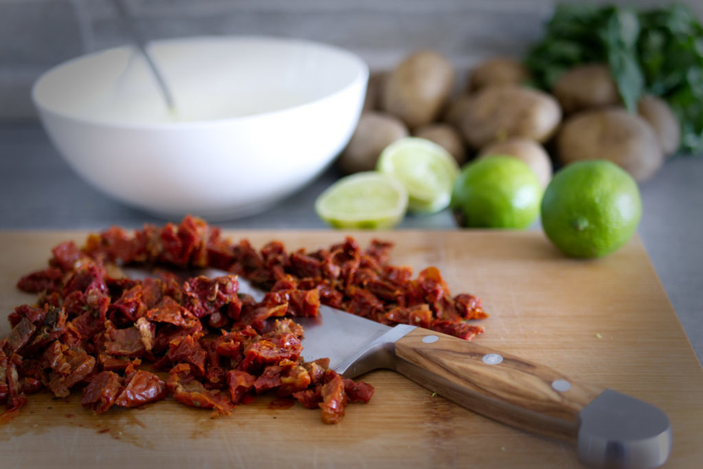 Panama Quadrat: Rustikaler Kartoffelsalat mit selbstgemachter Sour Cream – die getrockneten Tomaten in Streifen schneiden.