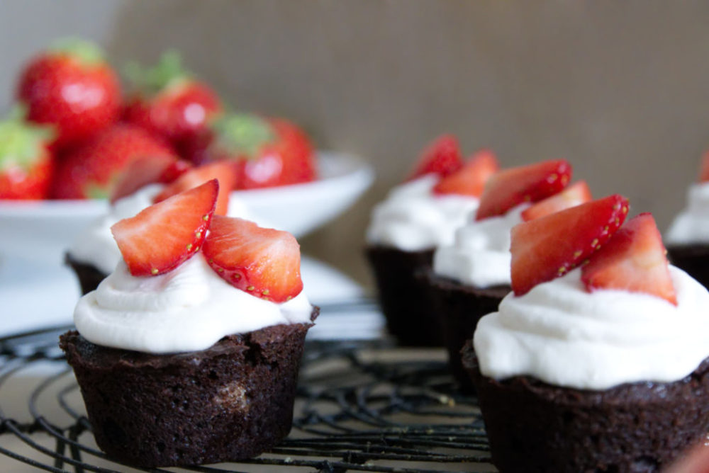 Panama Quadrat: Schokoladige Cupcakes mit Erdbeeren und Mascarpone