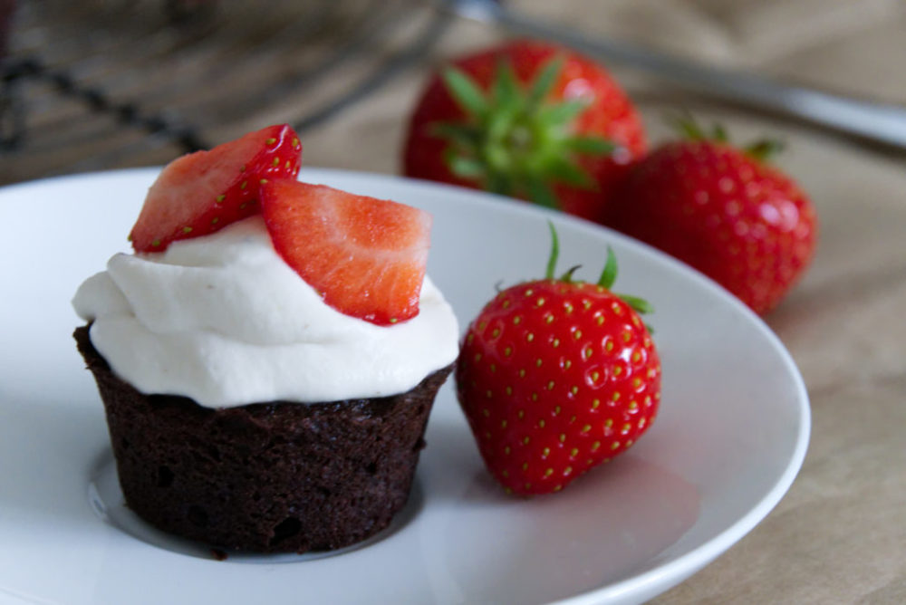 Panama Quadrat: Schokoladige Cupcakes mit Erdbeeren und Mascarpone