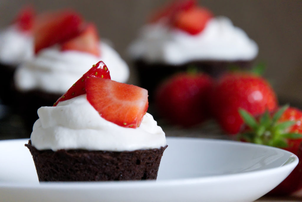 Panama Quadrat: Schokoladige Cupcakes mit Erdbeeren und Mascarpone