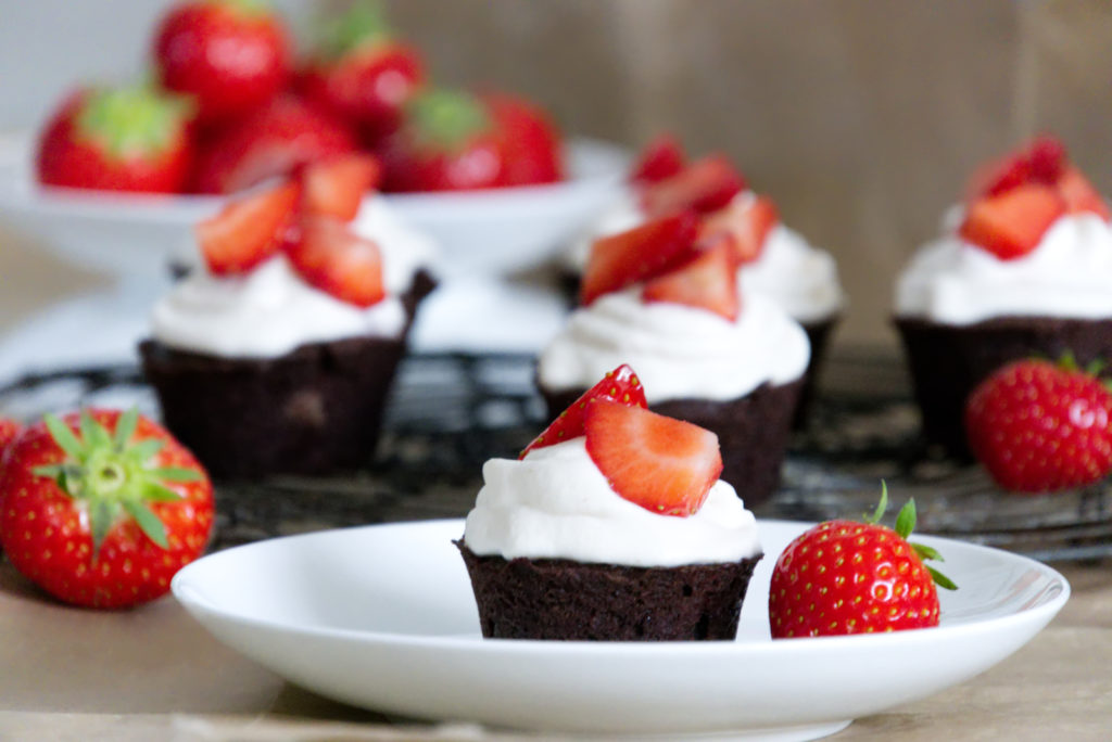 Panama Quadrat: Schokoladige Cupcakes mit Erdbeeren und Mascarpone