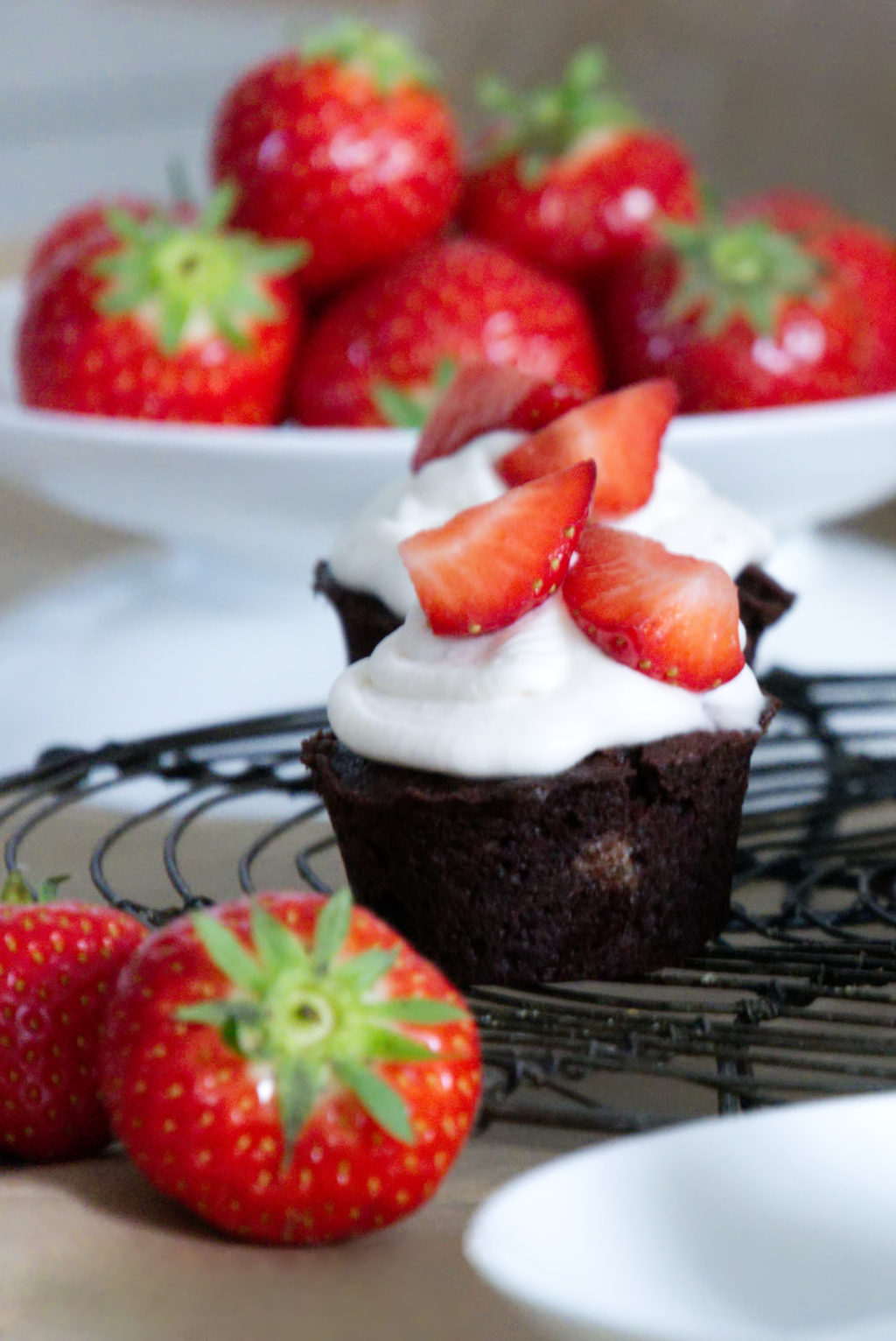 Panama Quadrat: Schokoladige Cupcakes mit Erdbeeren und Mascarpone