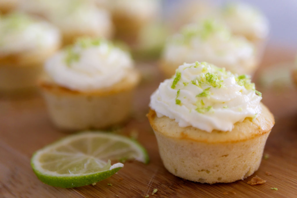 Panama Quadrat: Cupcakes mit Limette und weißer Schokolade passen perfekt in den Sommer.