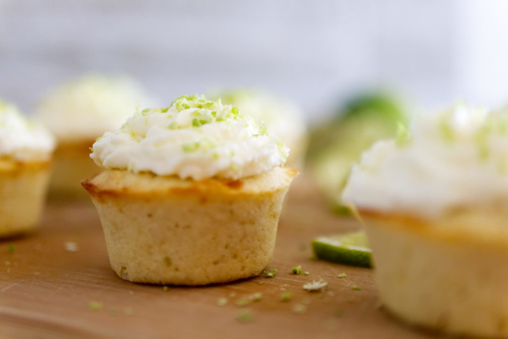 Panama Quadrat: Die Cupcakes mit Limette und weißer Schokolade schmecken einfach nach Urlaub.