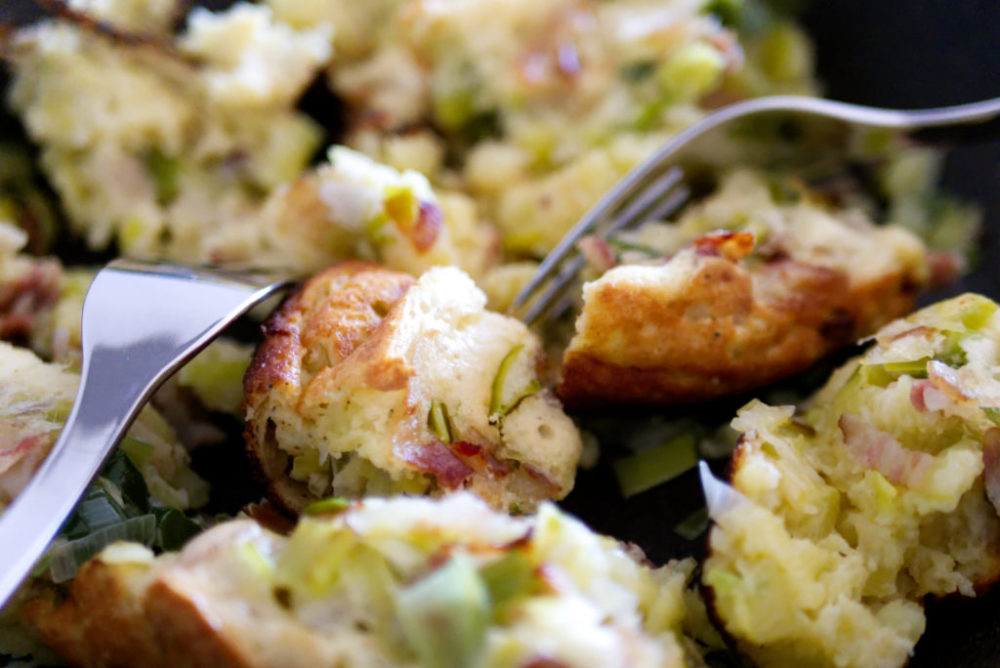 Glutenfreier Kartoffelschmarrn mit Speck und Lauch | Panama Quadrat