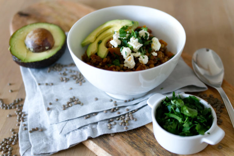 Flexitarischer Linseneintopf mit Avocado, Feta, Chorizo | Panama Quadrat