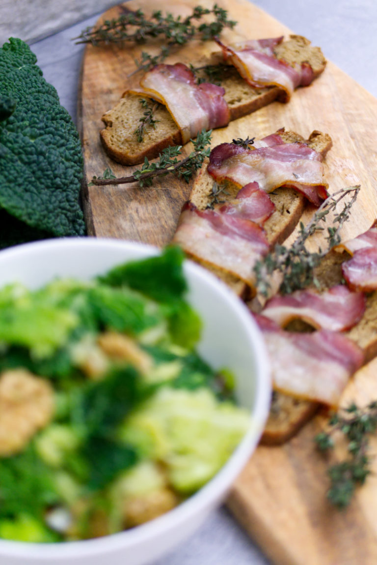 Wirsingsalat mit Walnüssen und Speckbrot | Panama Quadrat
