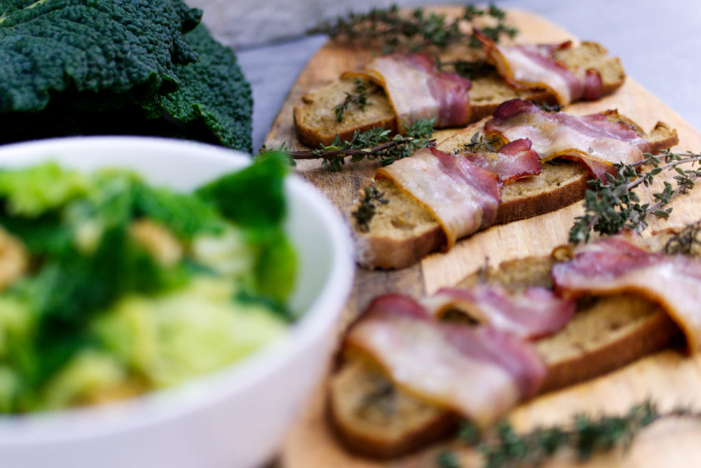 Wirsingsalat mit Walnüssen und Speckbrot | Panama Quadrat