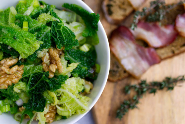 Wirsingsalat mit Walnüssen und Speckbrot | Panama Quadrat