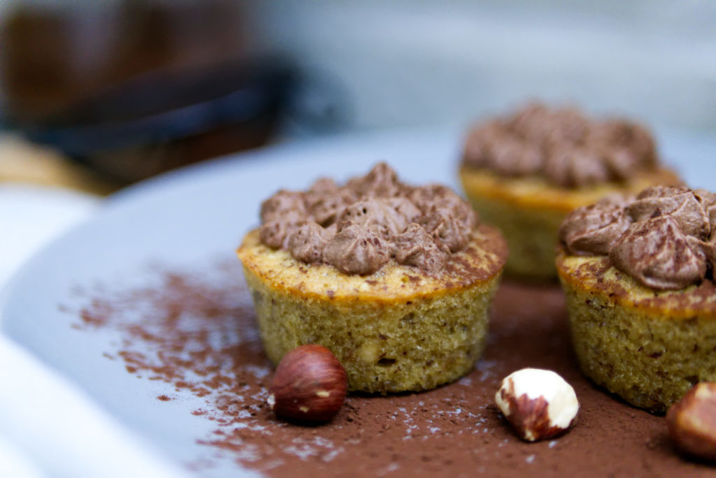 Espresso Cupcakes mit Schokoladen-Sahne | Haselnüsse und Kaffee | Panama Quadrat