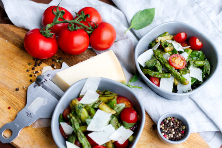 Spargelsalat mit Tomaten, Basilikum und Parmesan | Panama Quadrat