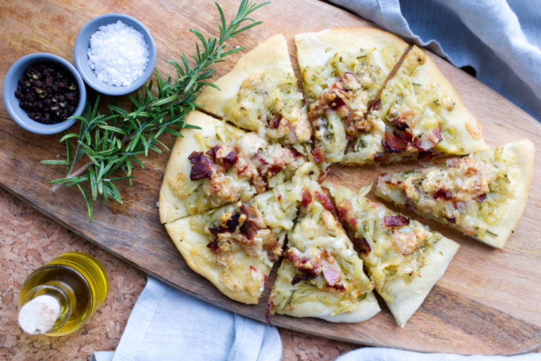 Kartoffel-Speck-Pizza mit herzhaftem Bergkäse | Panama Quadrat Kartoffel-Speck-Pizza mit herzhaftem Bergkäse | Panama Quadrat