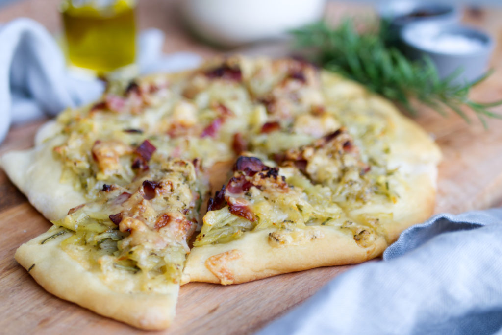 Kartoffel-Speck-Pizza mit herzhaftem Bergkäse | Panama Quadrat Kartoffel-Speck-Pizza mit herzhaftem Bergkäse | Panama Quadrat