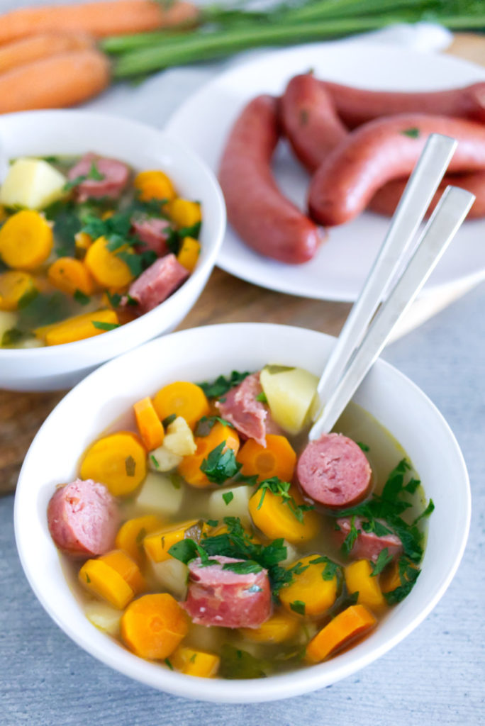 Omas Möhren-Kartoffel-Eintopf mit Mettendchen | Panama Quadrat Omas Möhren-Kartoffel-Eintopf mit Mettendchen | Panama Quadrat