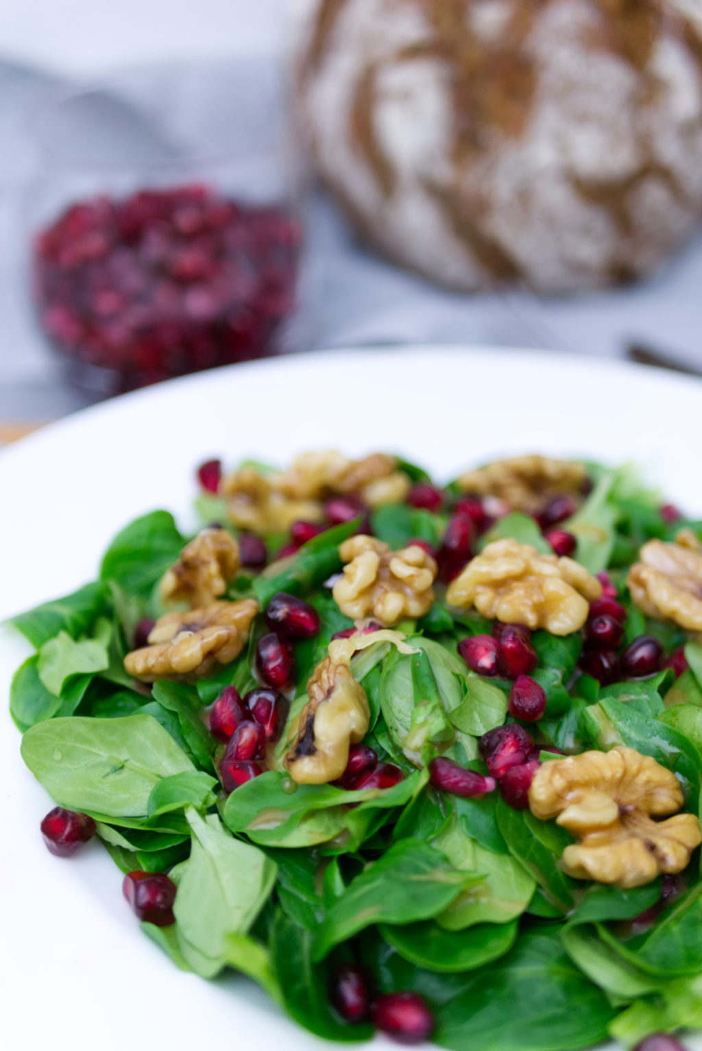Wintersalat mit karamellisierten Walnüssen und Granatapfelkernen ... Wintersalat mit karamellisierten Walnüssen und Granatapfelkernen ...