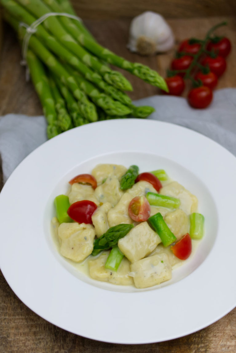 Gnocchi-Pfanne mit grünem Spargel und Gorgonzola | das Rezept | Panama ...